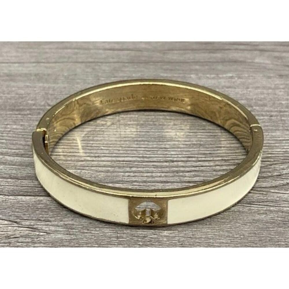 EUC Kate Spade Cream Enamel Spade Punch Hinged Bangle Bracelet Gold-Tone size 7 - Picture 1 of 6